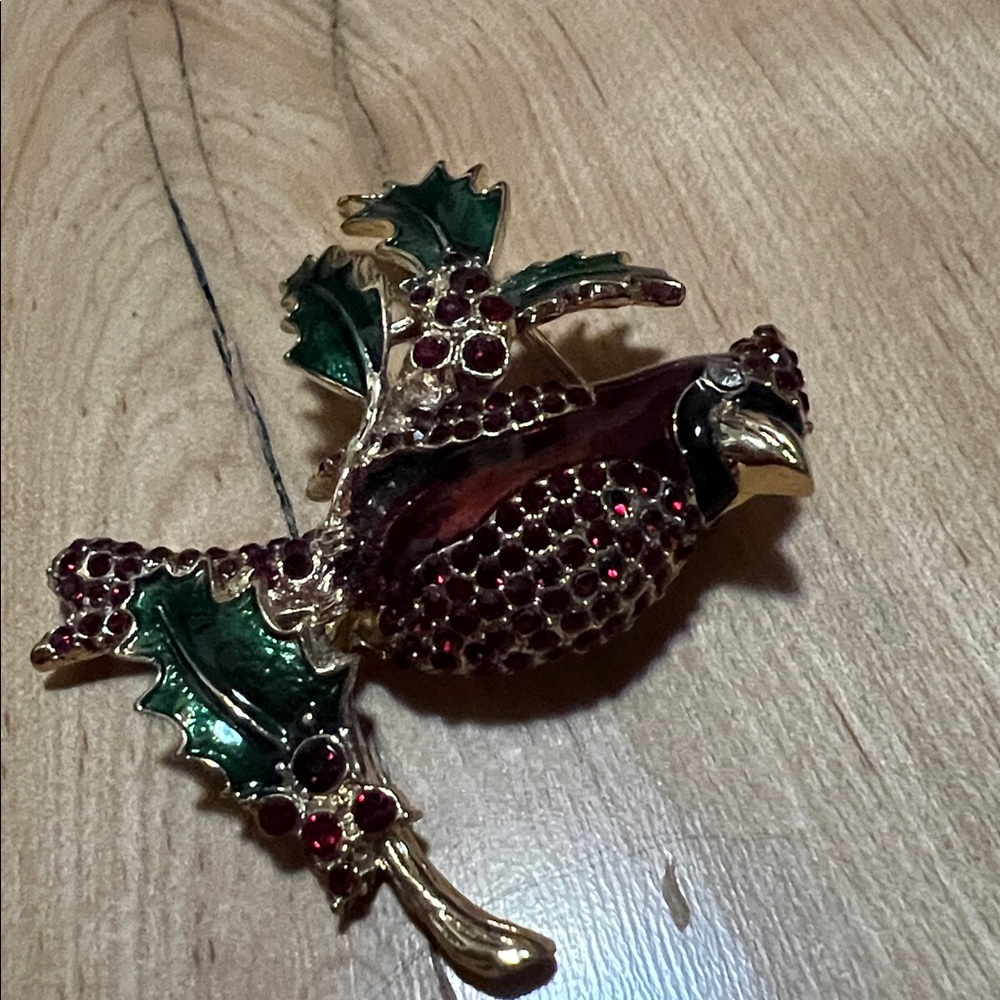 Elegant Vintage Red and Green Bird Brooch - Picture 4 of 11